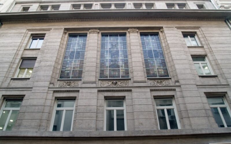 Athens center on alert after bomb threats to four buildings