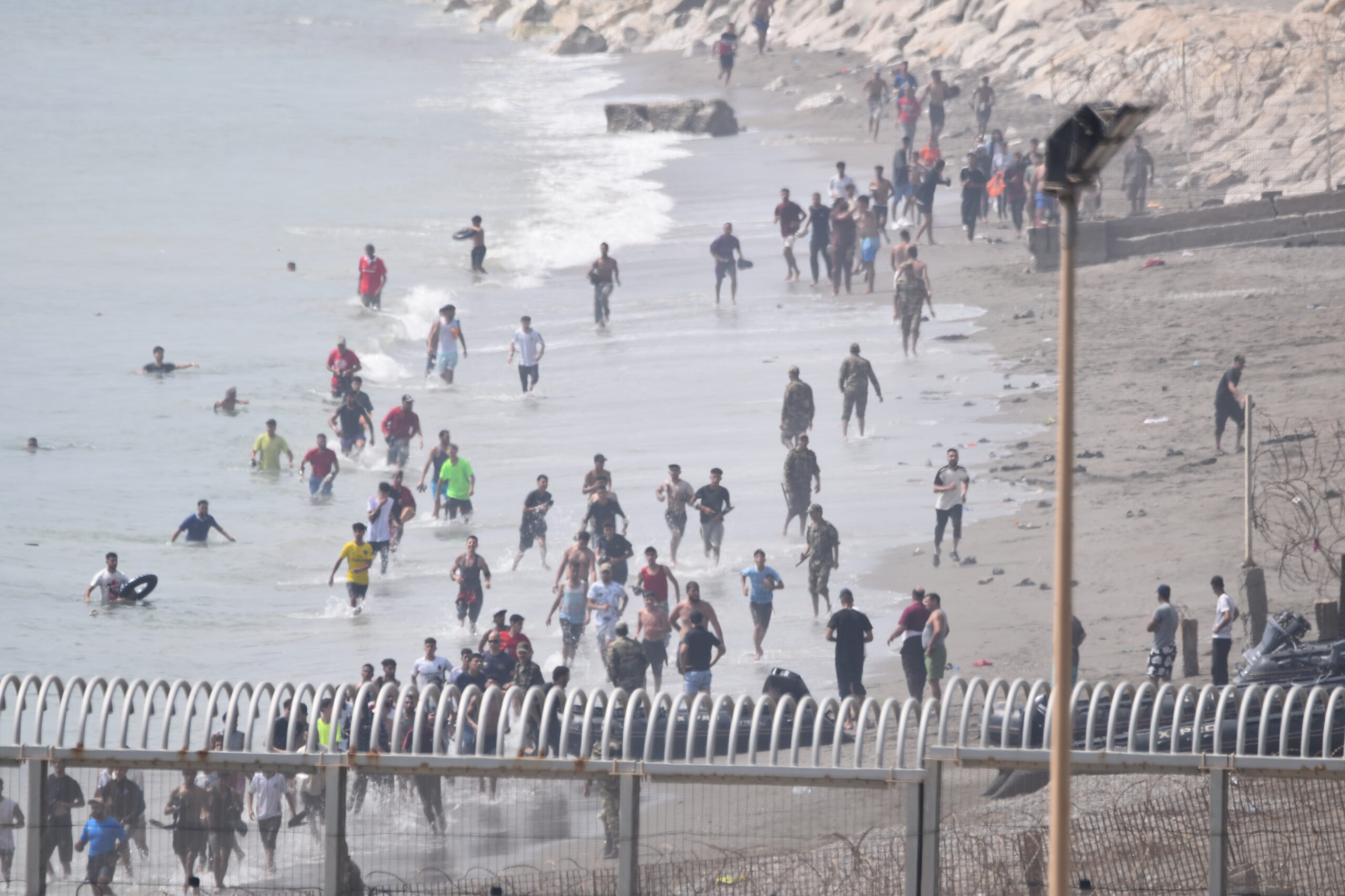 Vor allem junge Männer und Jugendliche aus Marokko und Algerien versuchen über den Seeweg, spanisches Staatsgebiet zu erreichen.