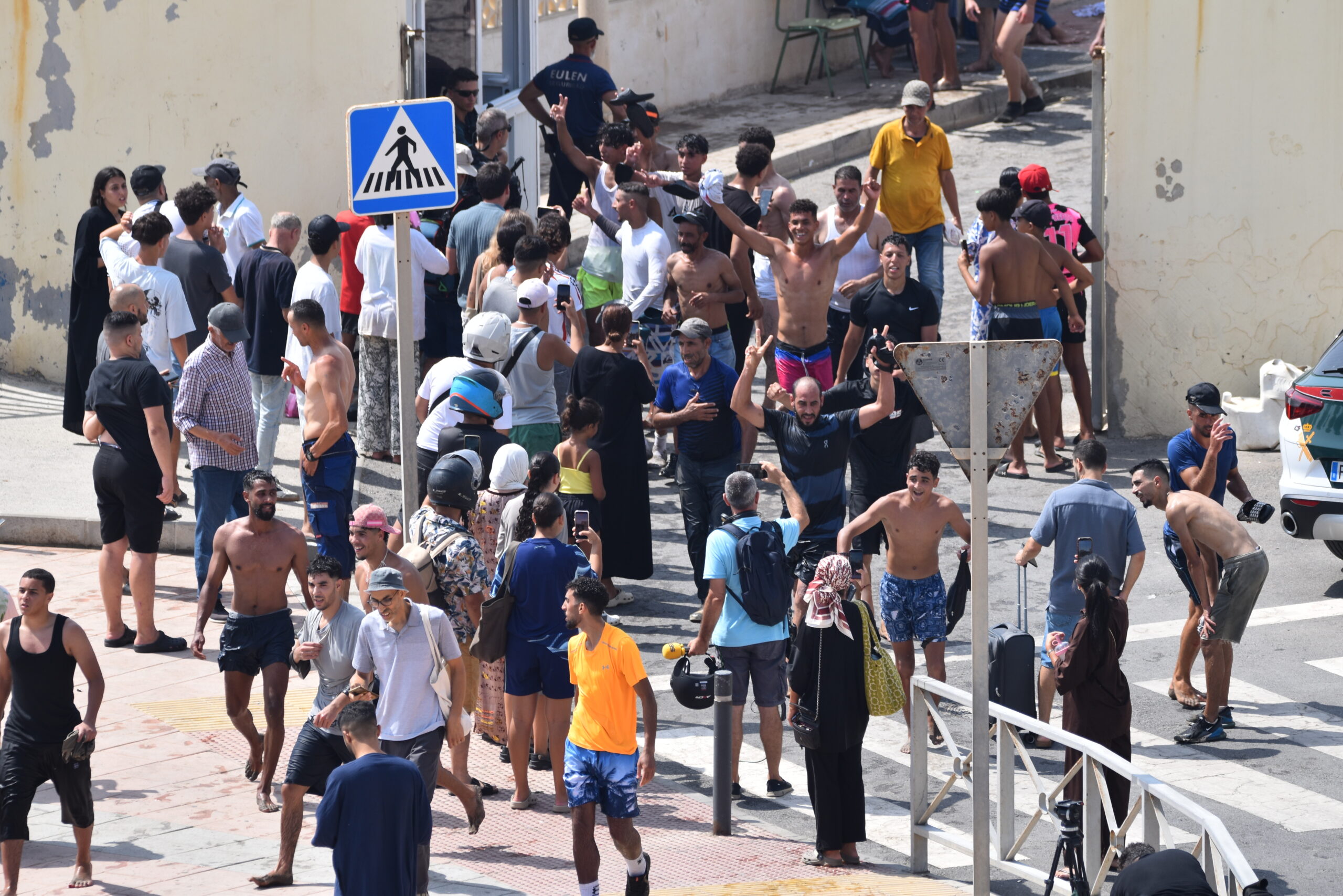 Wer gerettet wird oder die Küste erreicht, wird von der Guardia Civil oder der Polizei übernommen. Erwachsene kommen in der Regel in das CETI, ein temporäres Aufnahmezentrum. Dort erfolgen Identitätsfeststellung, medizinische Untersuchung und die Prüfung möglicher Asylanträge oder Rückführungsverfahren.