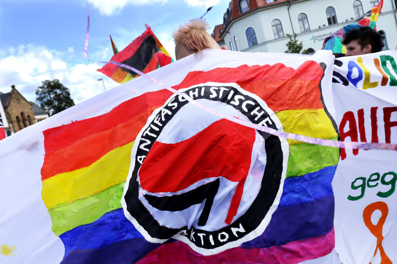 How Queer Shadow Networks Gain Access to German Students