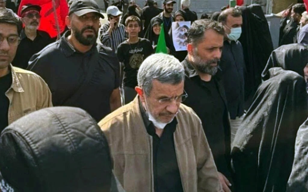 Ahmadinedschad bei der Beerdigung von Ayatollah Ali Khamenei.