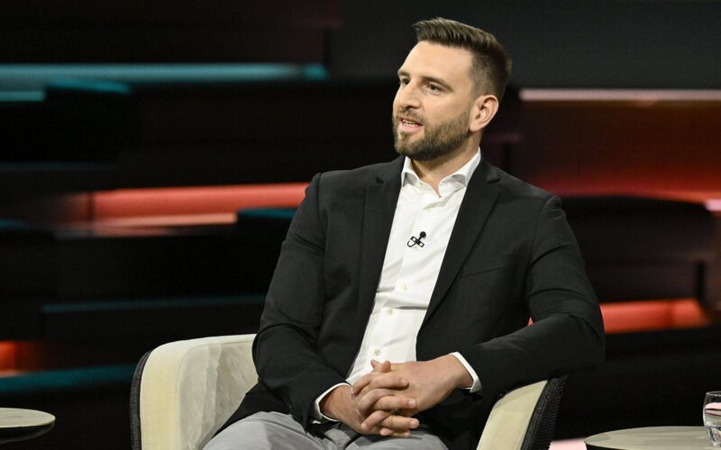 Ex-Border Cop: Migrants Simply Walk Two Kilometers to Green Border