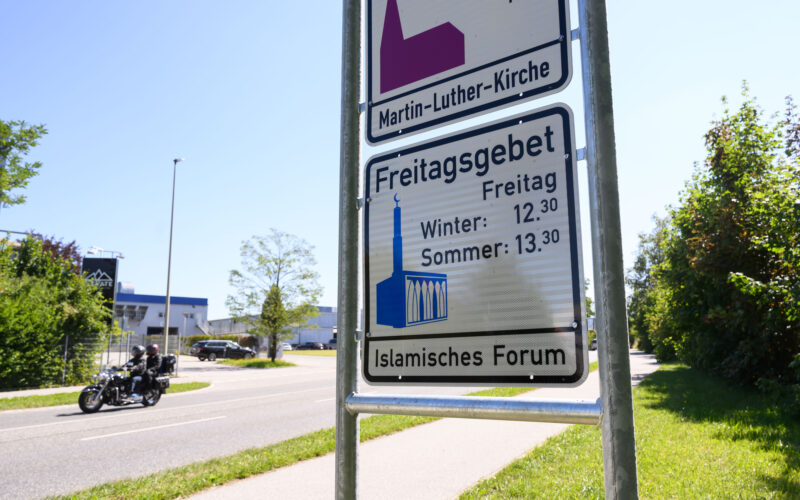 Majority of Germans Oppose Muslim Prayer Signs at Town Entrances