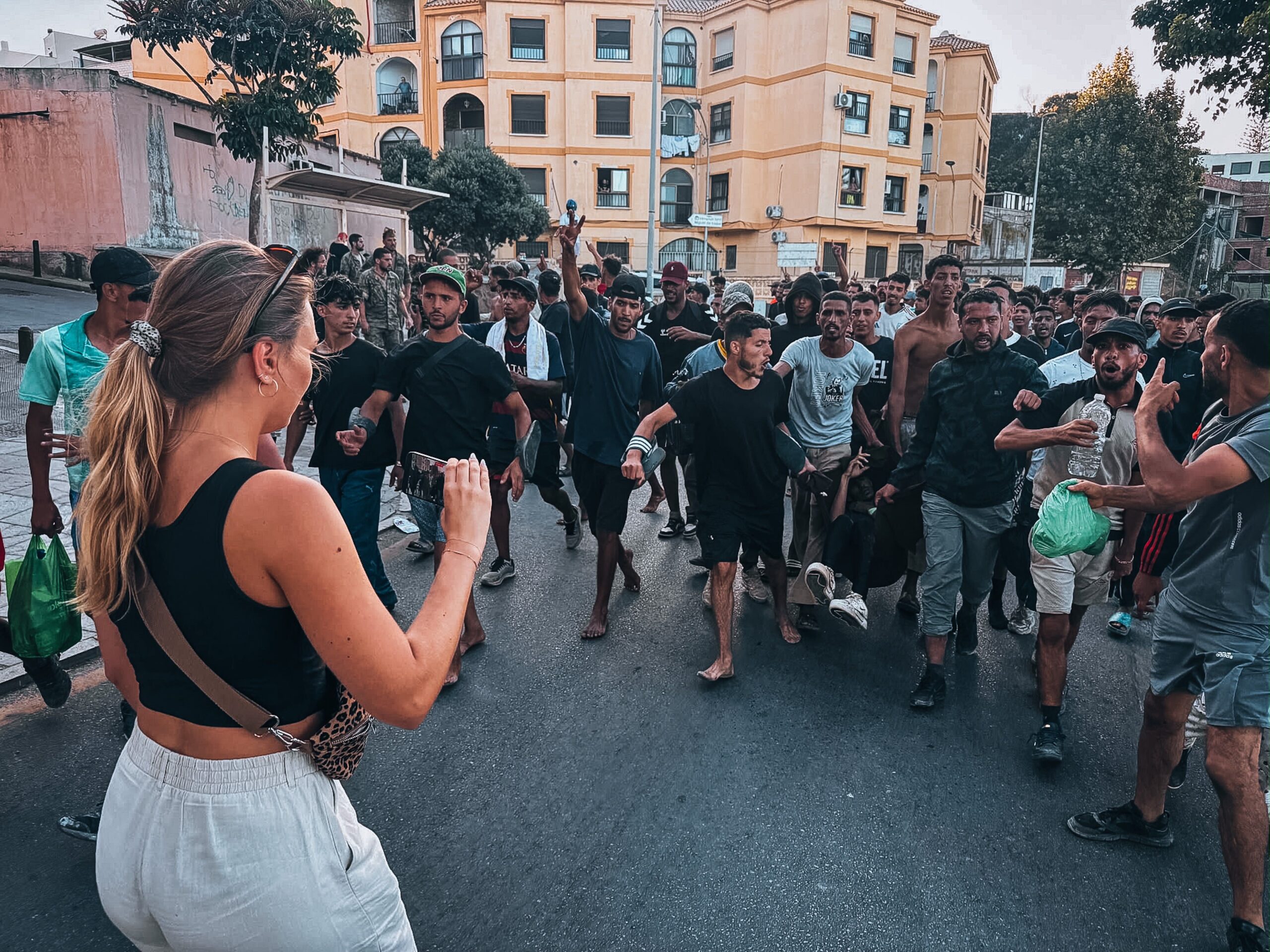 Unter „Allahu Akbar“-Rufen zieht die Gruppe Migranten durch die Stadt.
