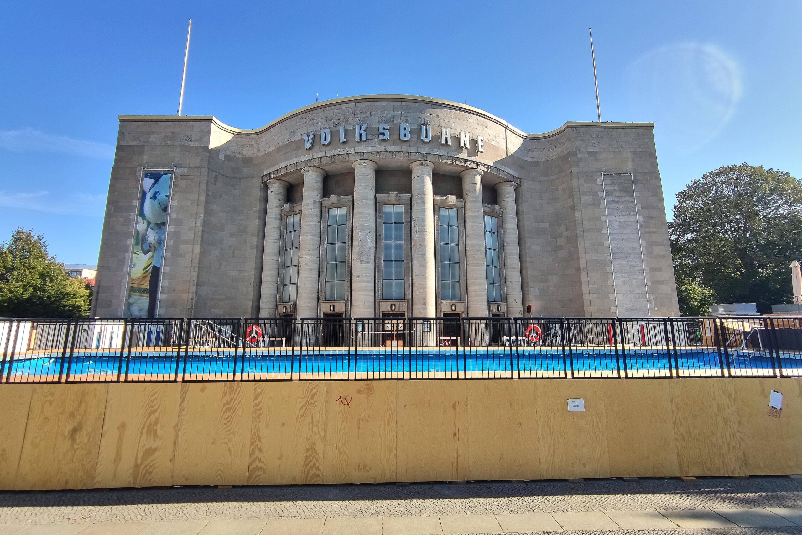 NGO receives 85,000 euros after canceling segregated swimming event