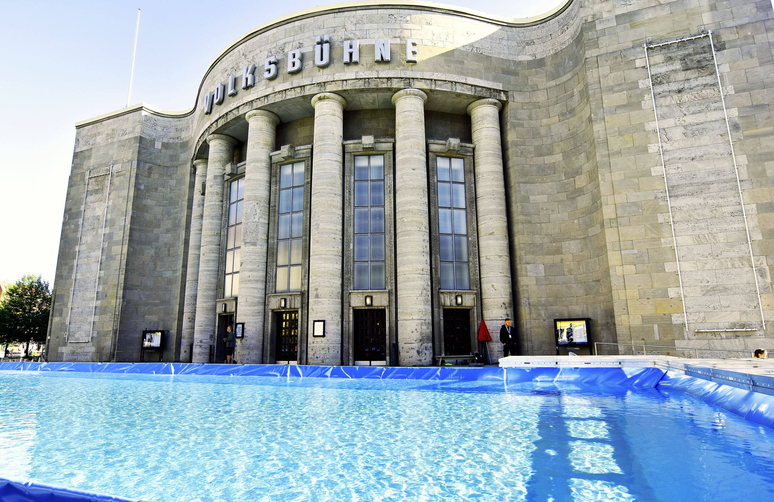 Hier sollten am vergangenen Freitag nur schwarze Menschen schwimmen: die Volksbühne in Berlin.