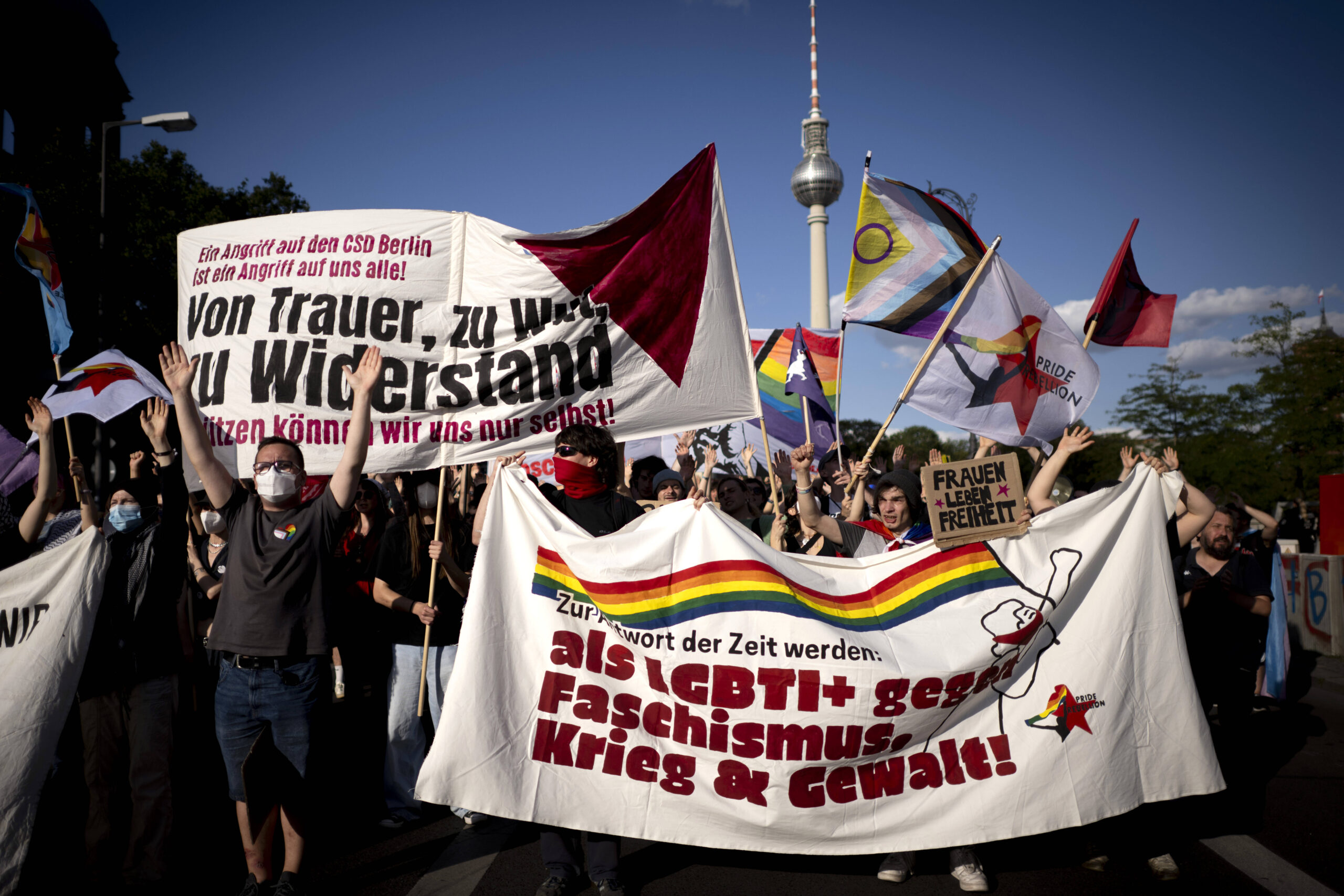 Nach dem Anschlag von Ballout gab es eine linke Solidaritätsdemo am Alexanderplatz in Berlin. Auch Vertreter von politischen Parteien waren dabei.