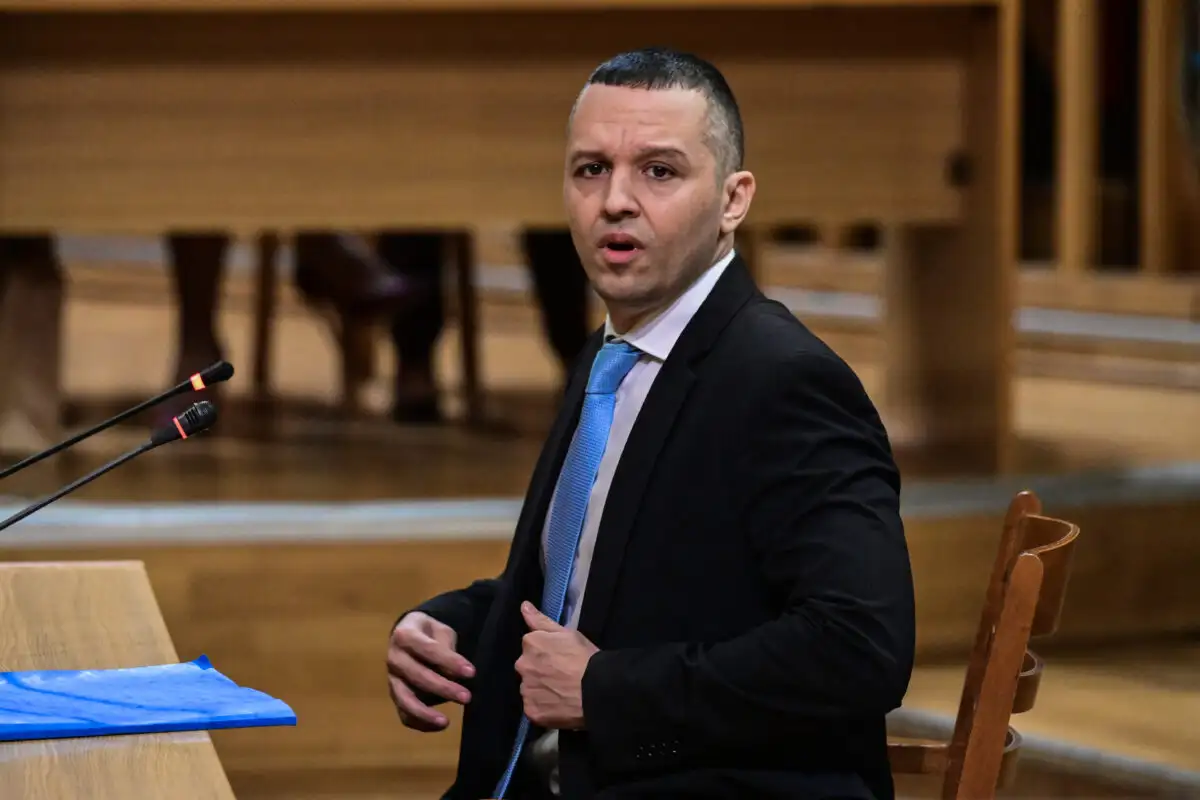 Kasidiaris’ brother sets fire to conservative camp!