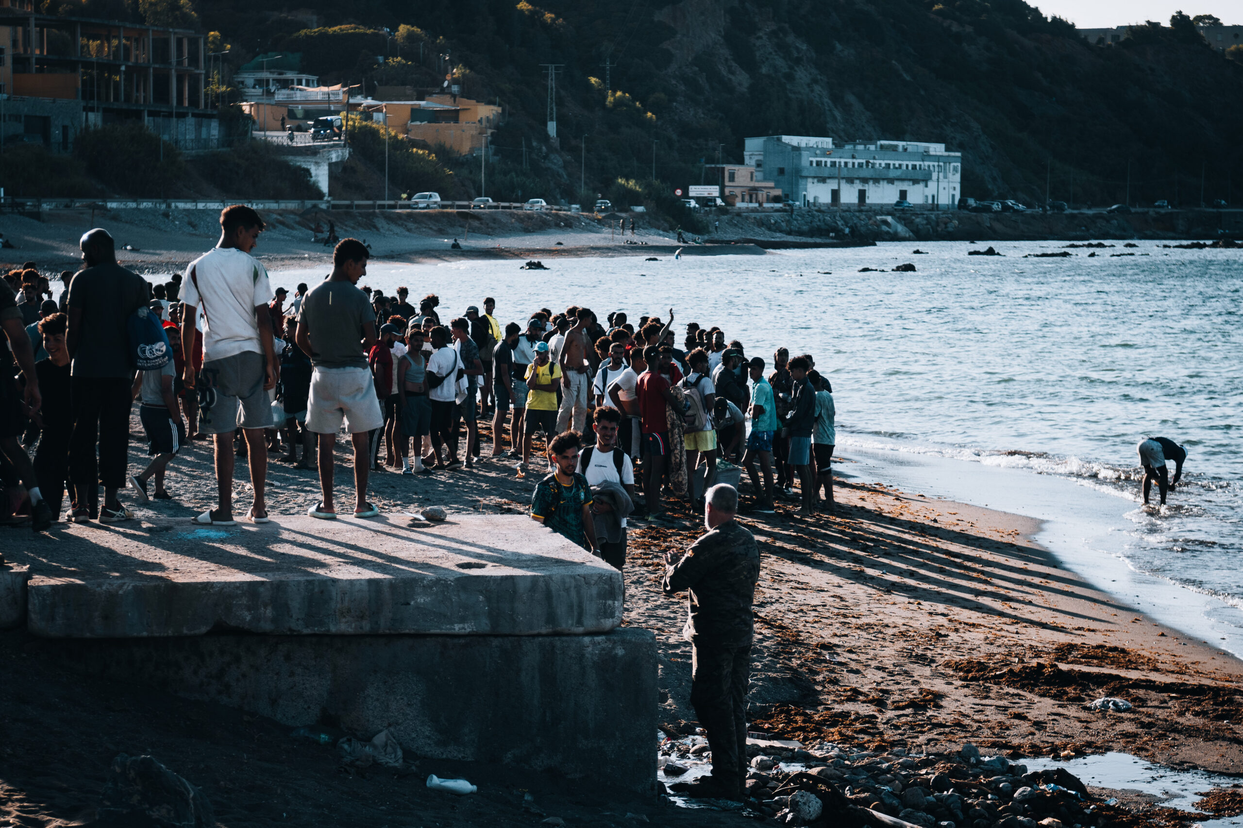 Am Strand campieren Hunderte Menschen und warten auf ihre Weiterreise nach Europa.