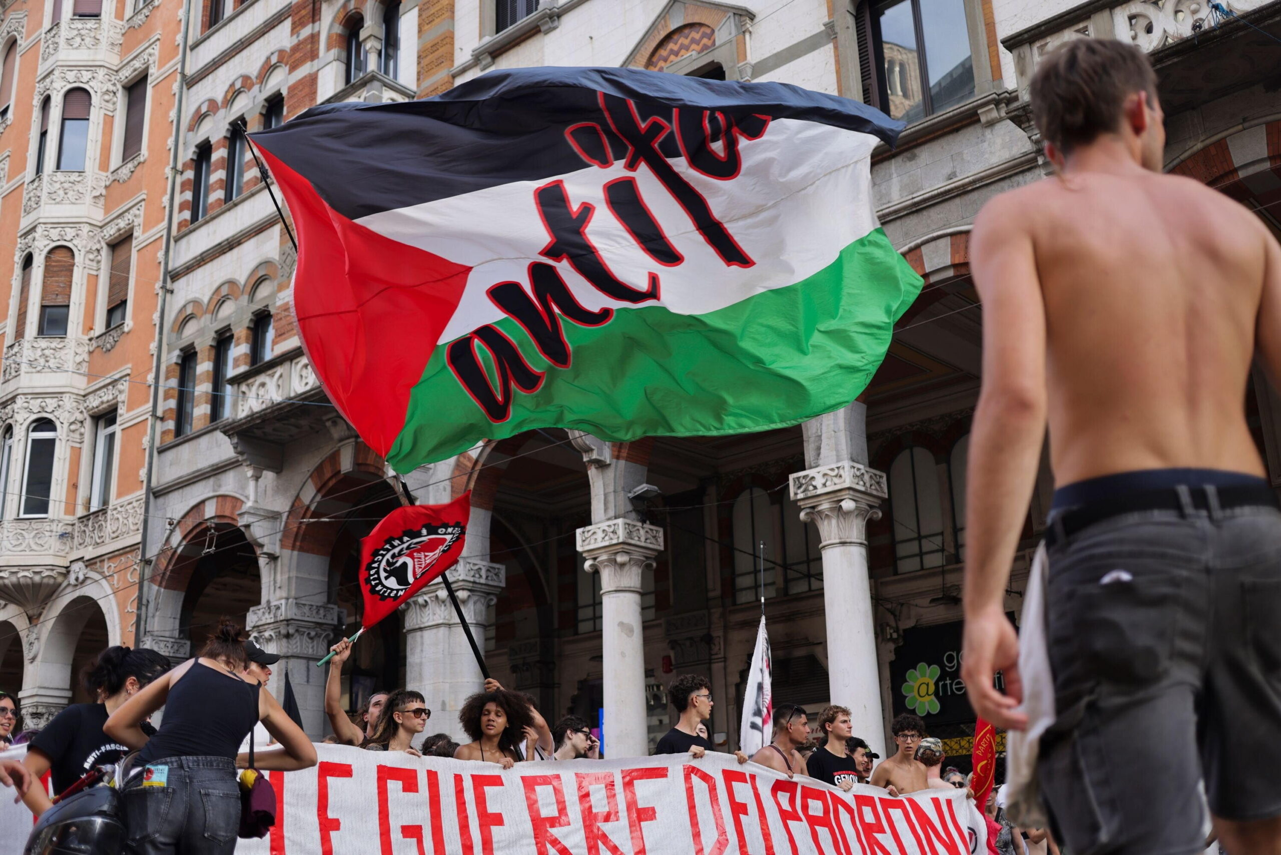 Antifa und Hamas-Fans demonstrieren gemeinsam in Genua.