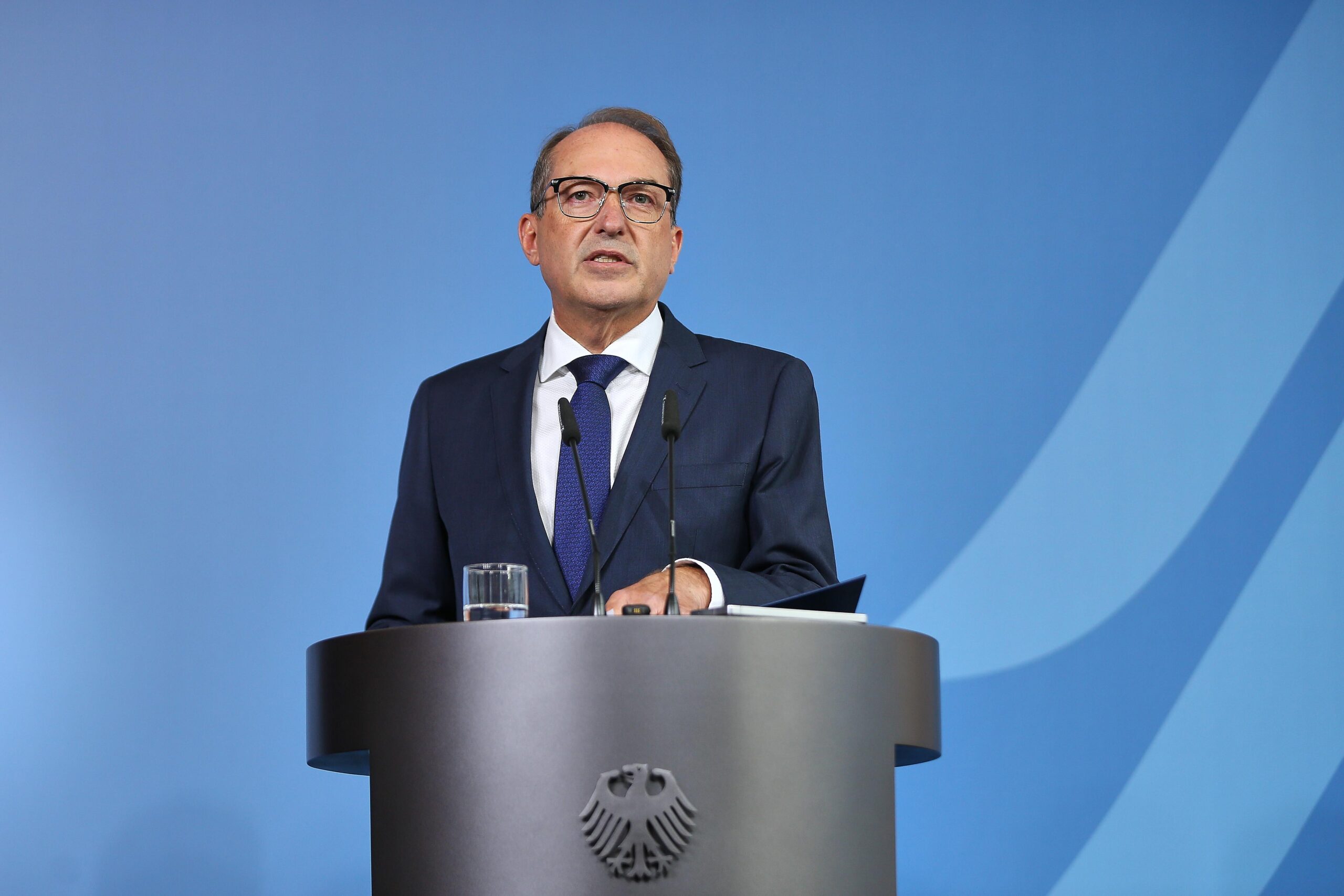 Deutschlands Innenminister Alexander Dobrindt (CSU) während seines Statements zum Drohnen-Vorfall am Flughafen Leipzig/Halle am Dienstag in Berlin