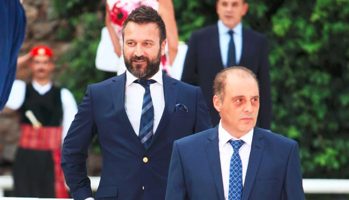 Ο βουλευτής της Ελληνικής Λύσης Βασίλης Γραμμένος (αριστερά) με τον πρόεδρο του κόμματος, Κυριάκο Βελόπουλο.