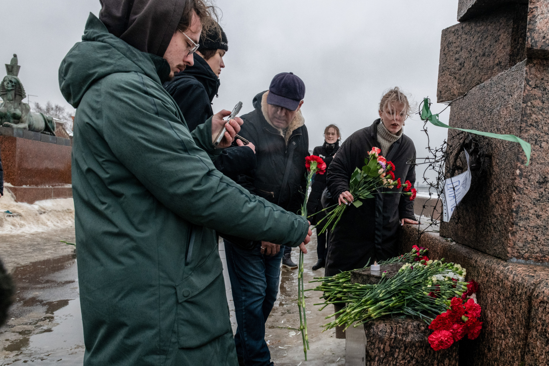 ΑΓΙΑ ΠΕΤΡΟΥΠΟΛΗ, ΡΩΣΙΑ - 17/02/2024: Άνθρωποι συγκεντρώνονται σε ένα μνημείο για τα θύματα της πολιτικής καταστολής για να τιμήσουν τη μνήμη του ηγέτη της ρωσικής αντιπολίτευσης Αλεξέι Ναβάλνι, μία ημέρα μετά την είδηση του θανάτου του, στην Αγία Πετρούπολη. (Photo by Andrei Bok/SOPA Images/LightRocket via Getty Images)