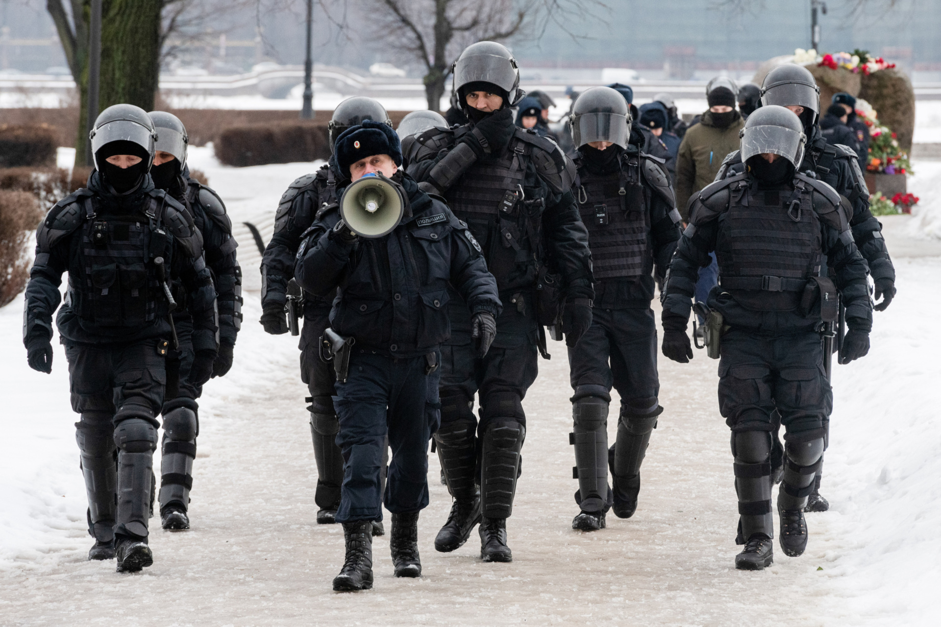 ΑΓΙΑ ΠΕΤΡΟΥΠΟΛΗ, ΡΩΣΙΑ - 17/02/2024: Η αστυνομία αποκλείει το δρόμο προς το μνημείο των θυμάτων της πολιτικής καταστολής, όπου Ρώσοι πολίτες κατευθύνονται για να τιμήσουν τη μνήμη του ηγέτη της ρωσικής αντιπολίτευσης Αλεξέι Ναβάλνι την επομένη της είδησης του θανάτου του στην Αγία Πετρούπολη. (Photo by Andrei Bok/SOPA Images/LightRocket via Getty Images)