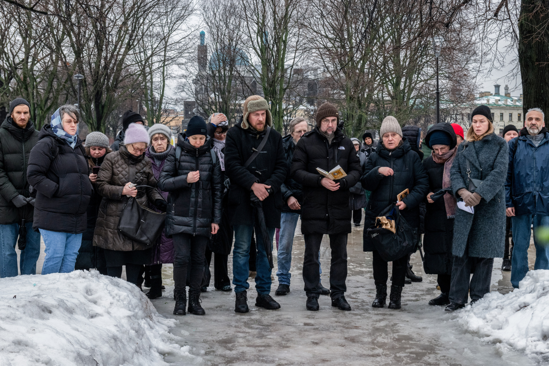 ΑΓΙΑ ΠΕΤΡΟΥΠΟΛΗ, ΡΩΣΙΑ - 17/02/2024: Πολιτικό μνημόσυνο κοντά σε μνημείο για τα θύματα της πολιτικής καταστολής, για να τιμήσουν τη μνήμη του ηγέτη της ρωσικής αντιπολίτευσης Αλεξέι Ναβάλνι την επομένη της είδησης του θανάτου του, στην Αγία Πετρούπολη. (Photo by Andrei Bok/SOPA Images/LightRocket via Getty Images)