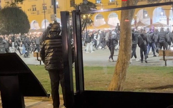 Θεσσαλονίκη: Η στιγμή που 150 άτομα επιτίθενται σε νεαρούς που φορούσαν γυναικεία ρούχα – 21 συλλήψεις απο την ΕΛ.ΑΣ. (βίντεο) 431534977 752028789987800 6741866950080458599 n 1