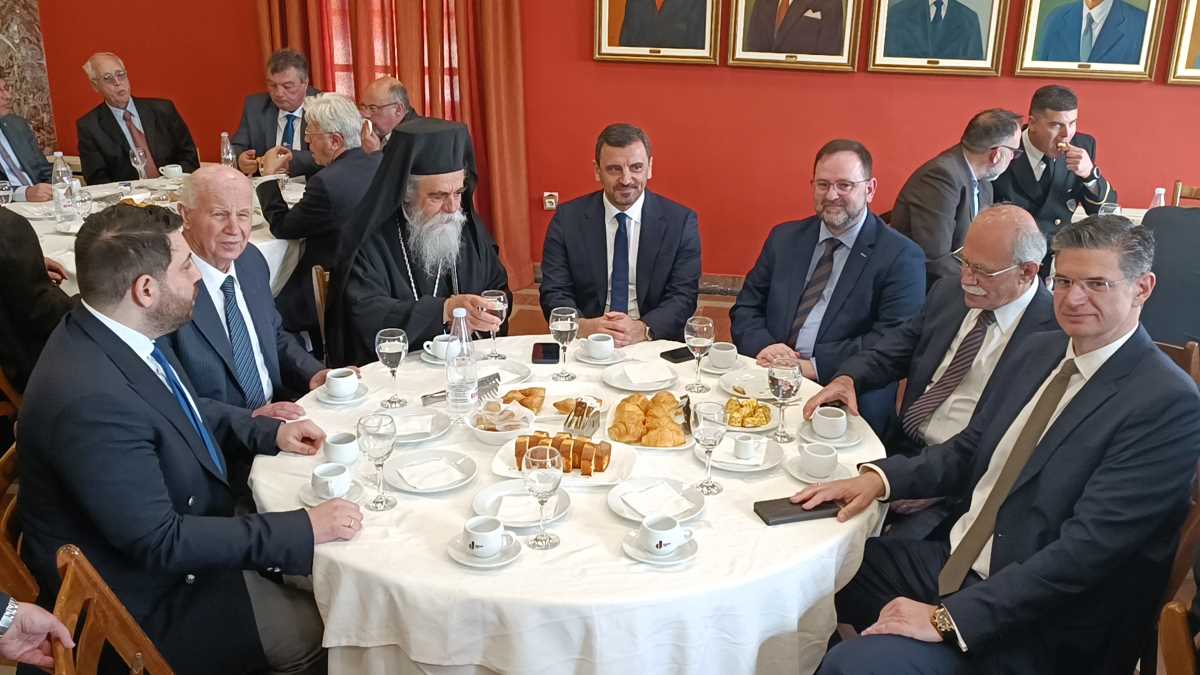 Με τον Μητροπολίτη Ηλείας και Ωλένης Αθανάσιο, τον υφυπουργό Προστασίας του Πολίτη, Ανδρέα Νικολακόπουλο, τον Αντιπεριφερειάρχη Ηλείας, Νίκο Κοροβέση, τον Δήμαρχο Πύργου κ. Καννή και τον κοινοβουλευτικό εκπρόσωπο του ΣΥΡΙΖΑ, Διονύση Καλαματιανό.