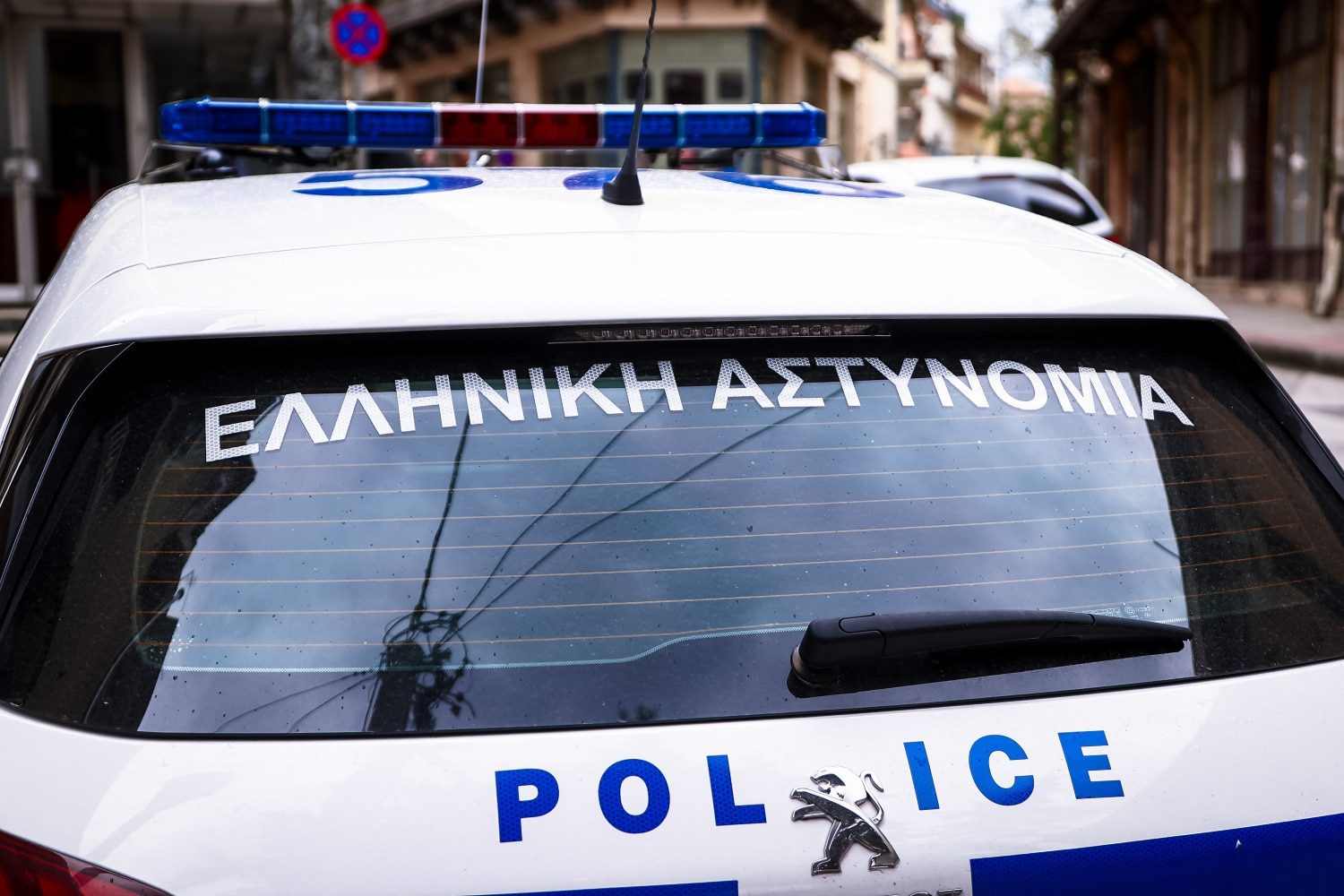 Αττική: Συνελήφθησαν δύο μαθητές έξω από σχολείο για ναρκωτικά και όπλα peripoliko seirina 2