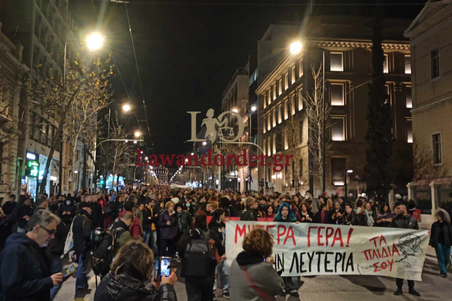 Πορεία στο κέντρο της Αθήνας για την 12χρονη από τον Κολωνό – Πάνω από 2.000 οι συγκεντρωμένοι (εικόνες) poreia kentro 14 3 2024 2