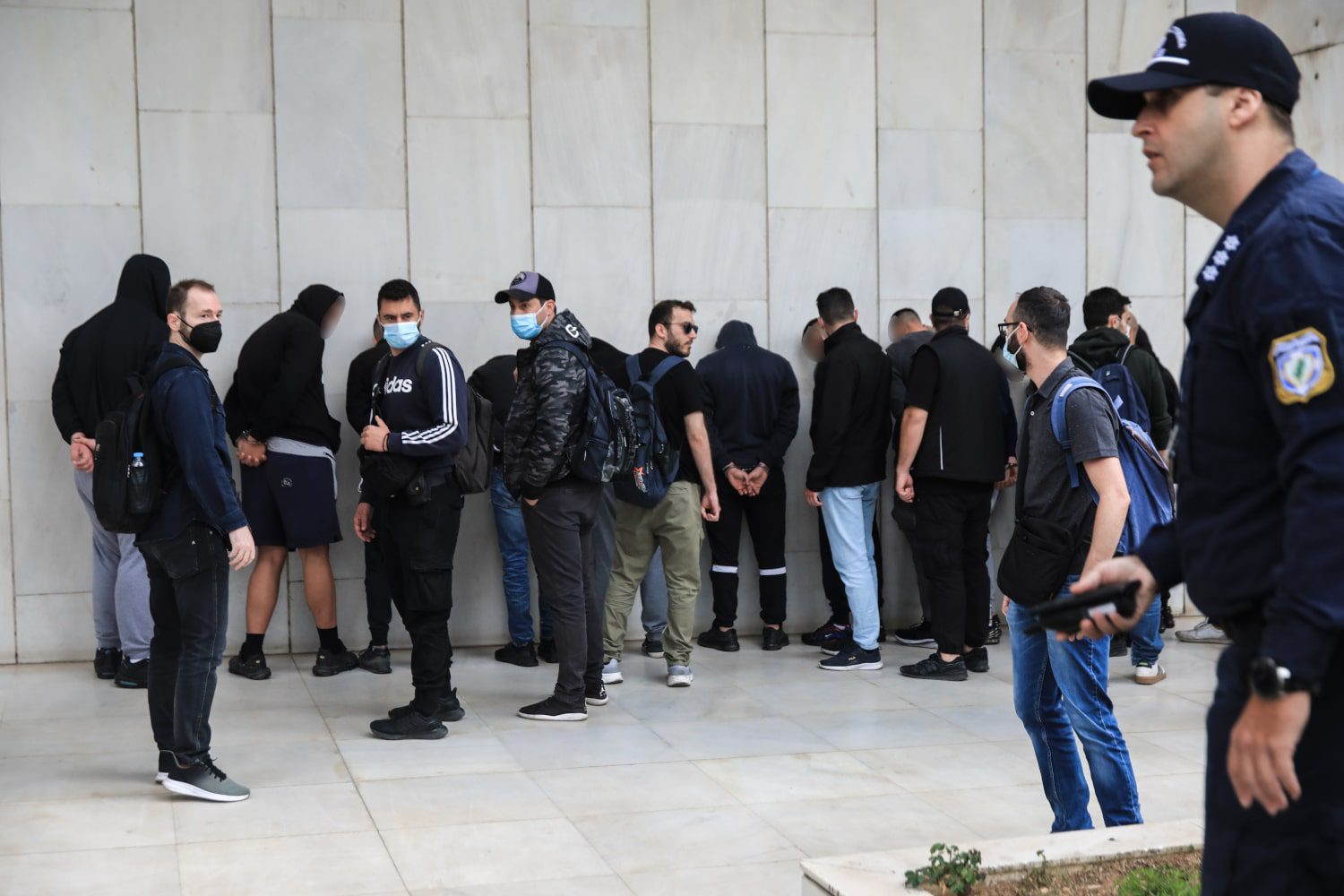 Έρχονται νέα εντάλματα για τους χούλιγκανς: Αναζητούν «Ρουμάνο», «Καρχαρία» και «Μπρούκλιν» lyggeridis syllifthentes