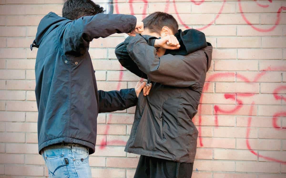 Βία ανηλίκων: «Φοβάσαι να βγεις ή να πας στο σχολείο – Μ’ έχουν κυνηγήσει με μαχαίρι» (βίντεο) via anilikon 1300 1200x750 1