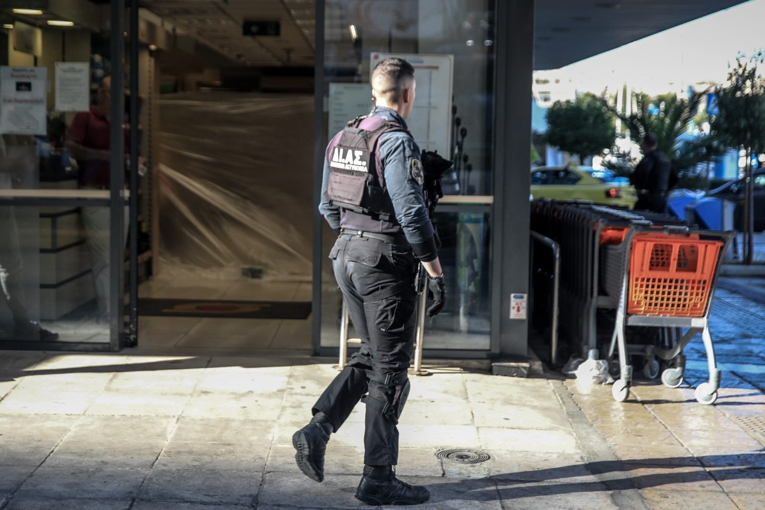 Μακελειό στον Πειραιά: Η Αστυνομία προσπαθεί να λύσει τον… γρίφο της φονικής συμπλοκής στο σούπερ μάρκετ peiraias makeleio
