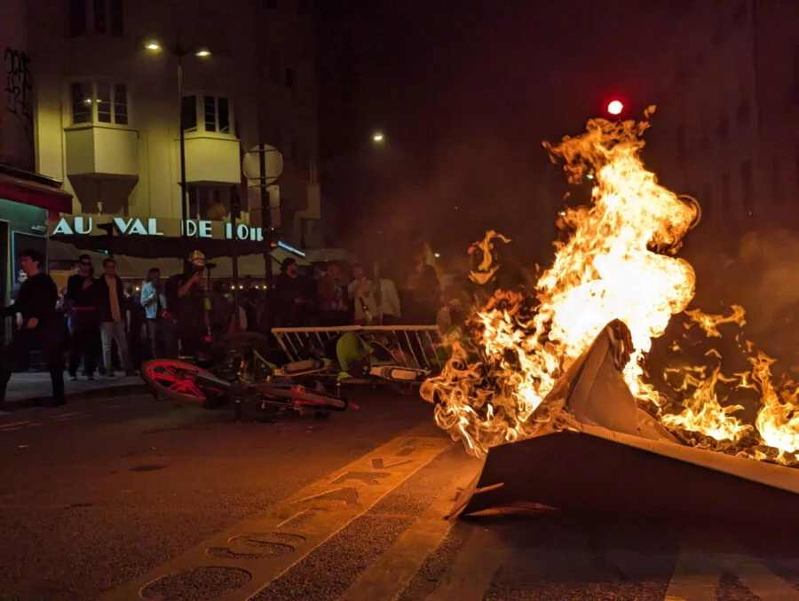 Φωτιά που έβαλαν διαδηλωτές κατά της Λεπέν στο Παρίσι. Φωτογραφία: picture alliance / Anadolu | Luc Auffret