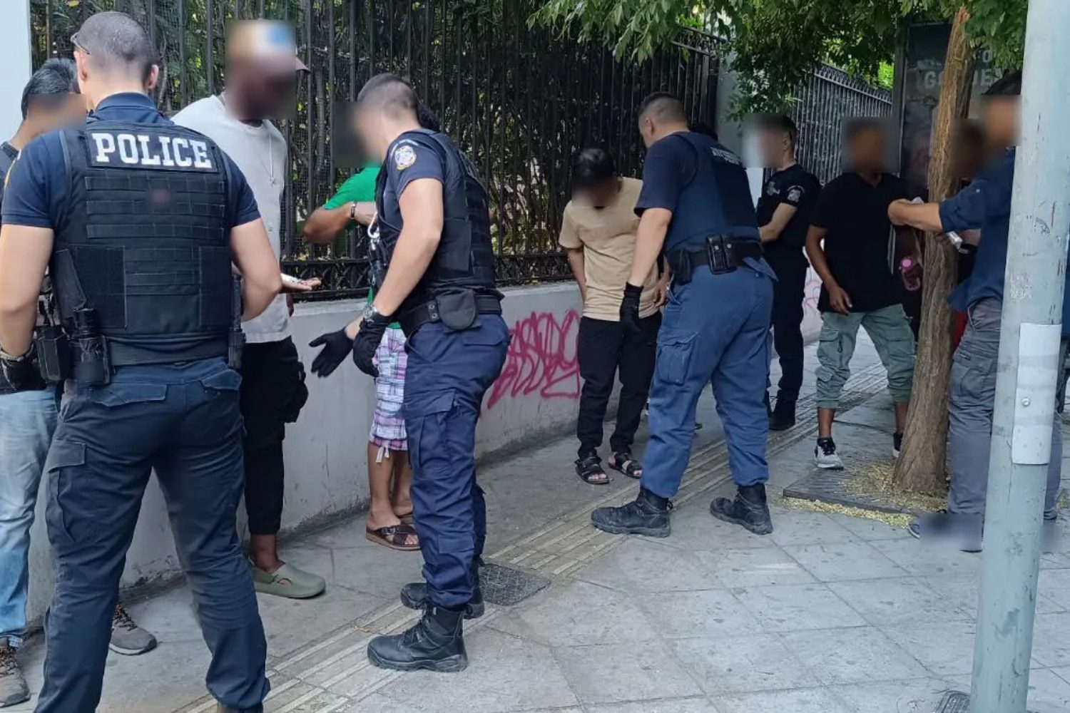 Ειδική επιχειρησιακή δράση στην ευρύτερη περιοχή της Ομόνοιας – Προσήχθησαν 200 αλλοδαποί, συνελήφθησαν 41 omonoia metanastes