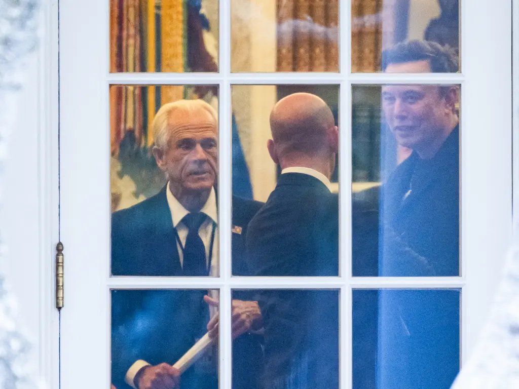 ΕΚΡΗΞΗ ΣΤΑ SOCIAL MEDIA: Ο Elon Musk ΣΑΡΩΝΕΙ τον σύμβουλο του Τραμπ – «Πιο χαζός κι από σακί με τούβλα»! ΕΚΡΗΞΗ ΣΤΑ SOCIAL MEDIA: Ο Elon Musk ΣΑΡΩΝΕΙ τον σύμβουλο του Τραμπ – «Πιο χαζός κι από σακί με τούβλα»! | NEWSFIRE.GR