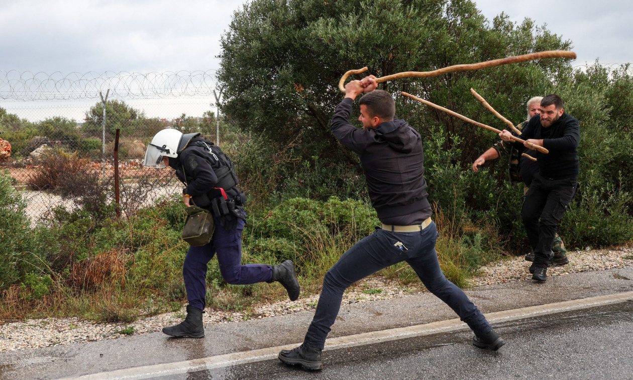 Αγρότης κυνηγάει με κατσούνα αστυνομικό των ΜΑΤ: Η εικόνα από τα Χανιά σαρώνει στα social (βίντεο) Αγρότης κυνηγάει με κατσούνα αστυνομικό των ΜΑΤ: Η εικόνα από τα Χανιά σαρώνει στα social (βίντεο) | NEWSFIRE.GR