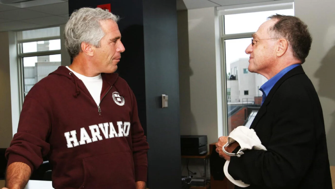 Jeffrey Epstein and Harvard law professor Alan Dershowitz. | Photo: picture alliance / ZUMAPRESS.com - Epstein Estate/House Oversight