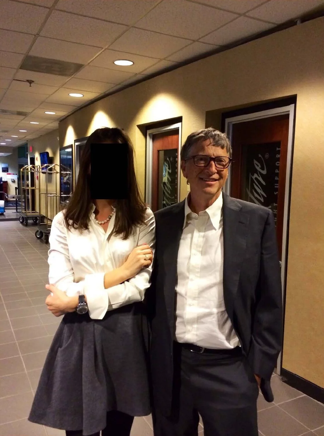 Bill Gates and an unknown woman at Jeffrey Epstein’s residence. | Photo: picture alliance / ZUMAPRESS.com - Epstein Estate/House Oversight