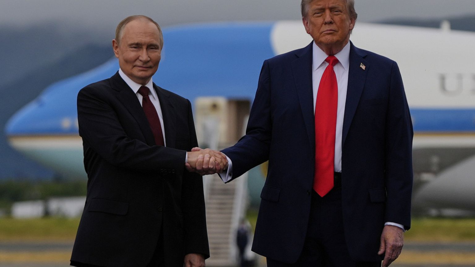 Trump Threatens Immediate Blockade of Hormuz Strait as Putin Emerges as Negotiation Savior