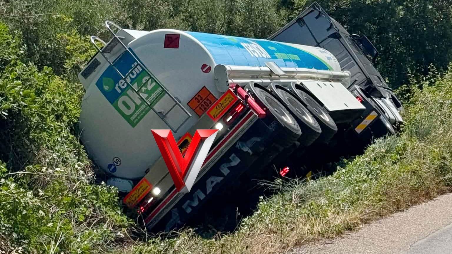 Alert in Ilia: Fuel tanker overturns (Video)
