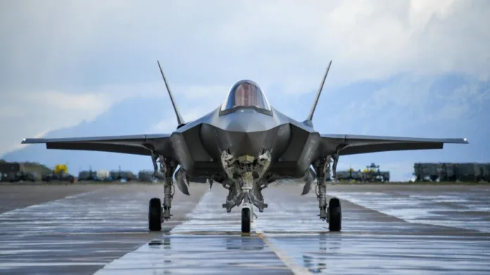 Thriller as US F-35 Disappears in the Strait of Hormuz